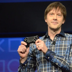 Mark Cerny mit dem Controller der PS4