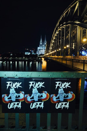 Anti-UEFA am Rheinufer, Koeln